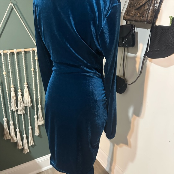 Luxurious Teal Velvet Long Sleeve Ruched Dress Size M - Picture 3 of 5